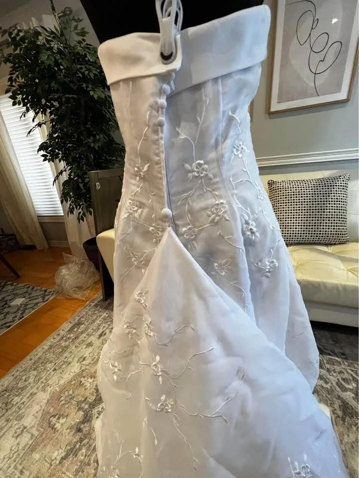 Strapless Wedding Dress Medium with Convertible Train image indicator(7)