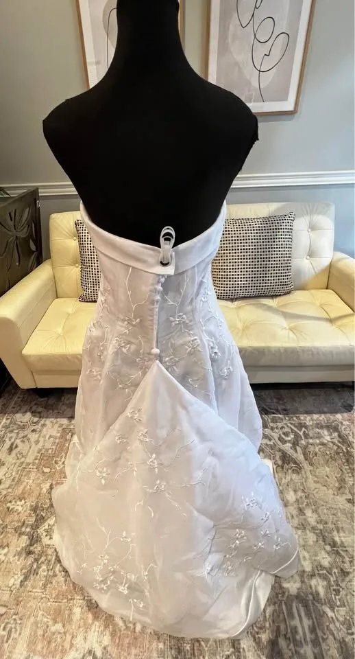 Strapless Wedding Dress Medium with Convertible Train image indicator(8)