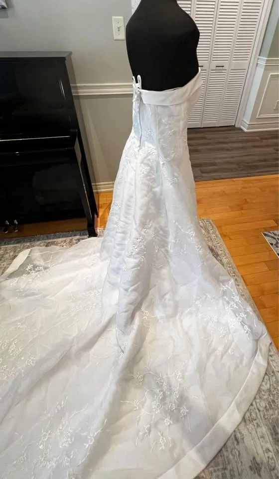 Strapless Wedding Dress Medium with Convertible Train image indicator(9)