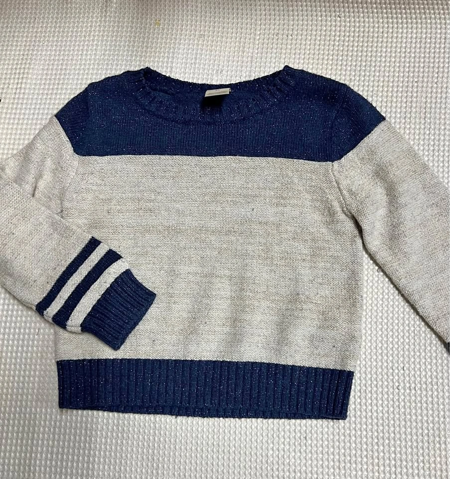 🏈 Oshkosh sweater
