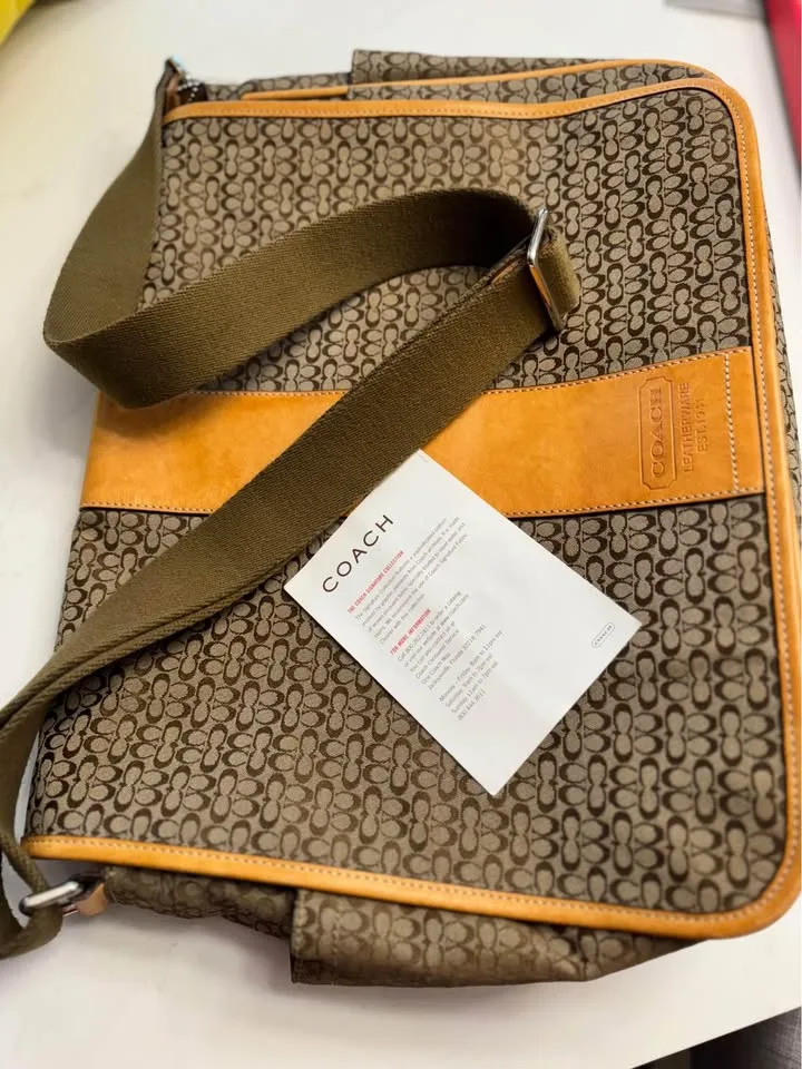 Coach Brand Brief / Laptop Bag image indicator(7)