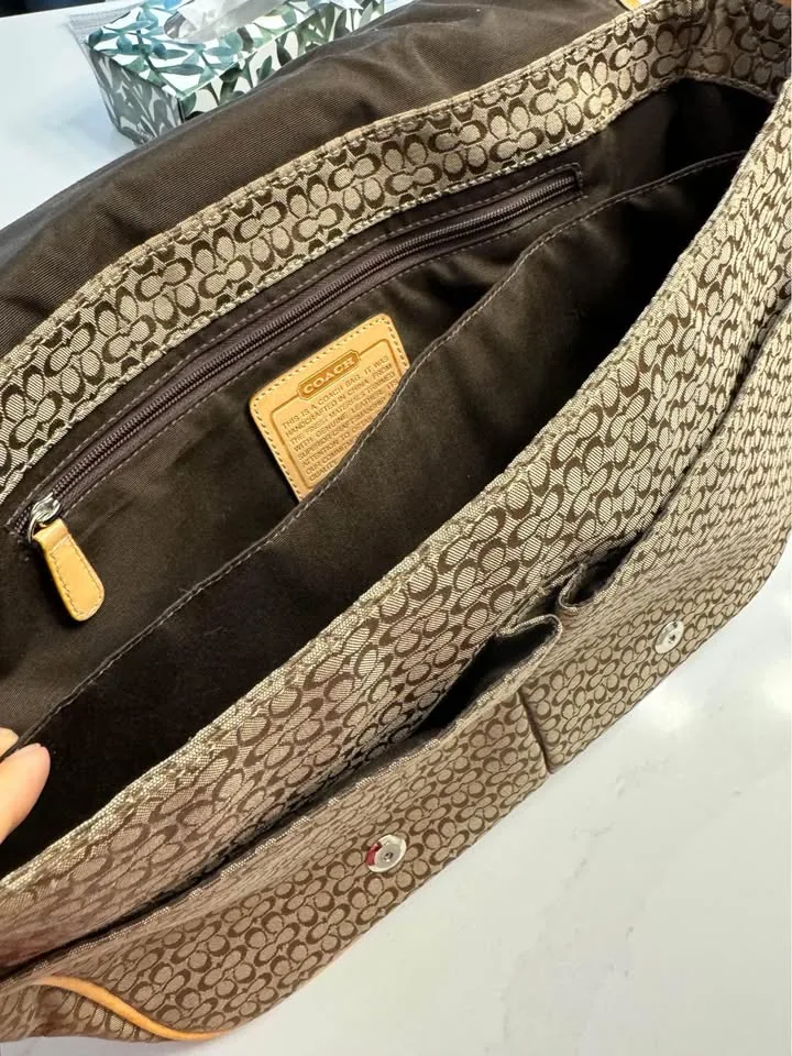 Coach Brand Brief / Laptop Bag image indicator(8)