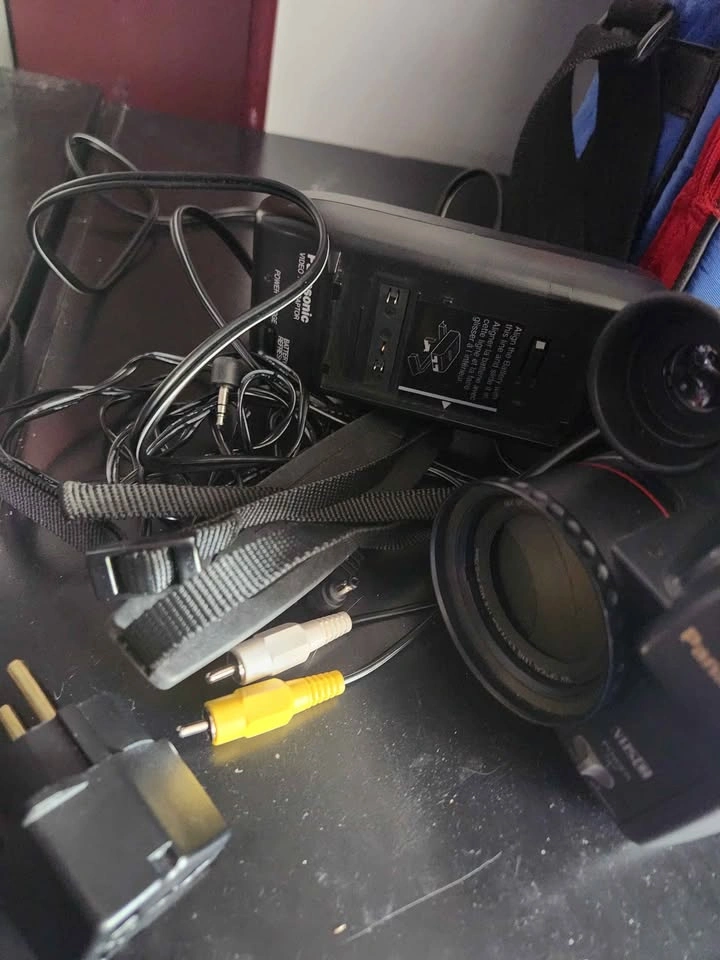 Panasonic Palmcorder IQ PV-A106 VHS-C Camcorder no battery 🏈 - photo 3