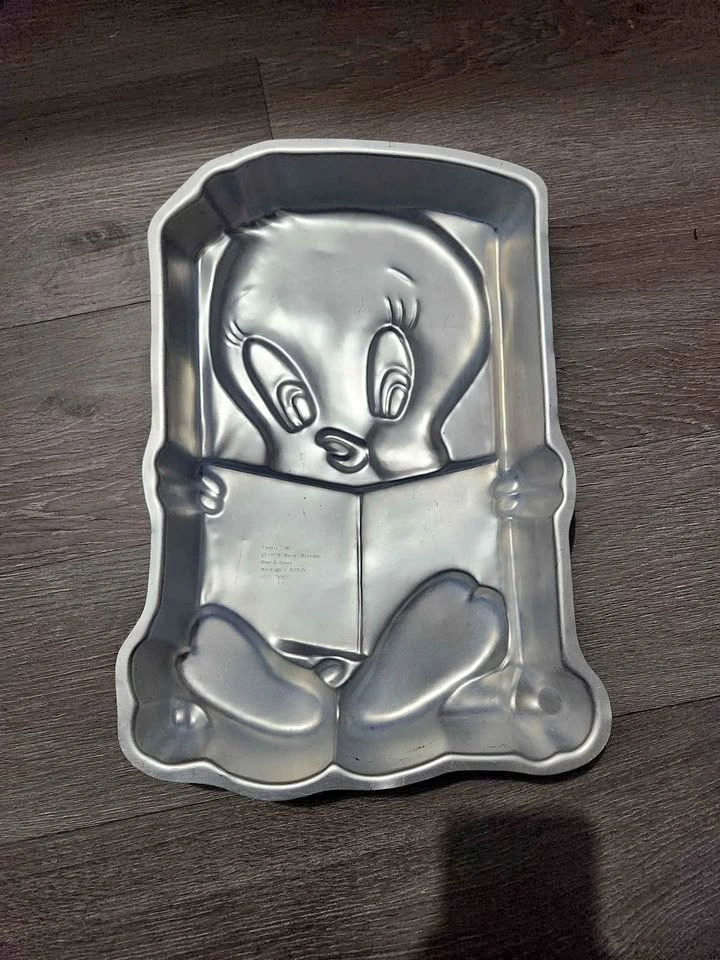 Wilton Tweety Bird and Book Cake Pan Mold 502-7687, 1978 🏈