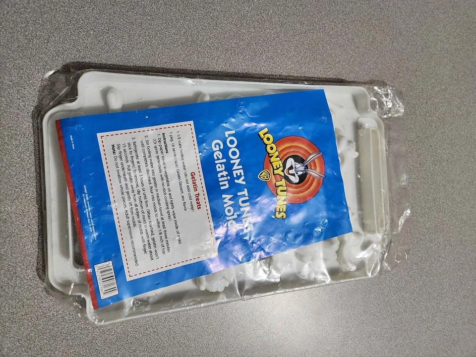 New Sealed LOONEY TUNES Gelatin Mold Tray 🏈