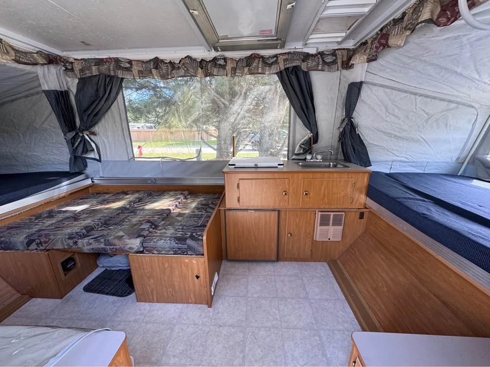 2004 Fleetwood Yuma pop-up trailer - photo 2