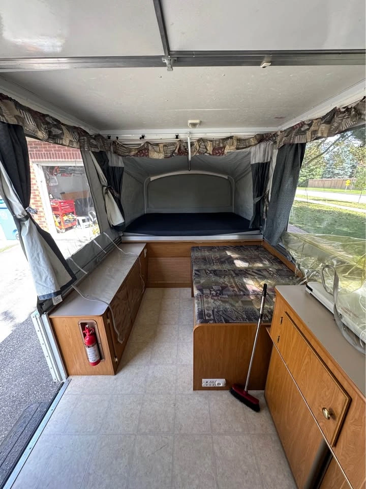 2004 Fleetwood Yuma pop-up trailer - photo 4