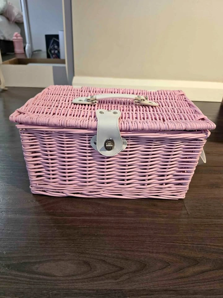 DOLLS KILL Picnic Basket - Pink