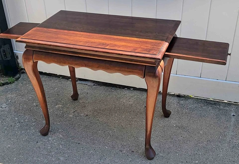 Like NEW! Vintage Queen Anne side table/tea table $225