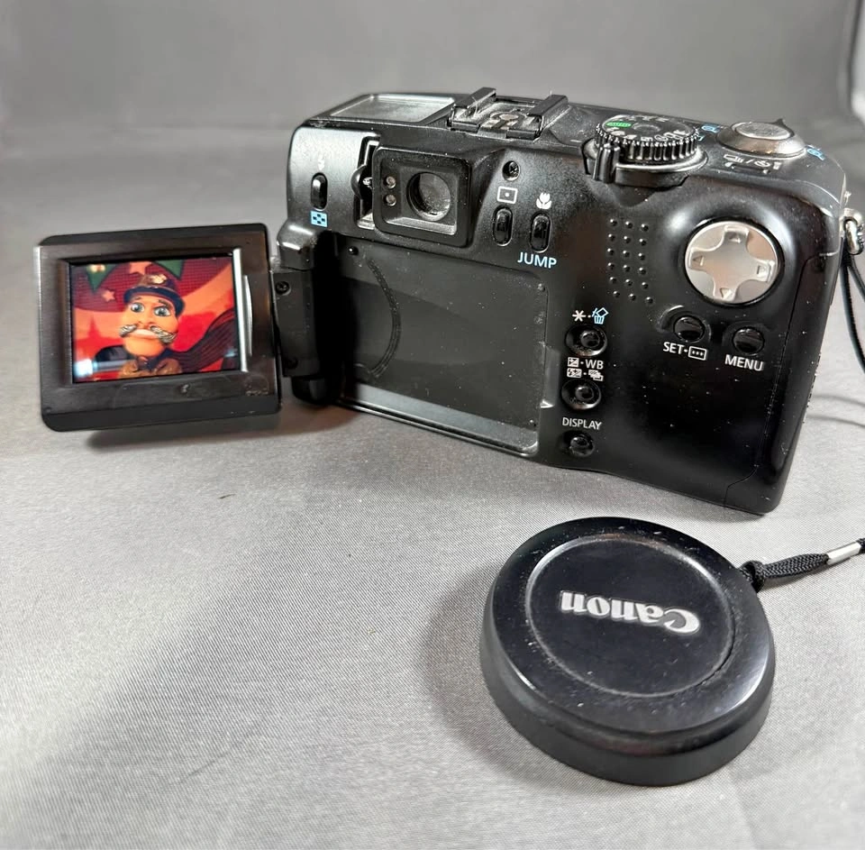 Canon PowerShot G2 4.0 MP with Charger, 3 Batteries, and Case