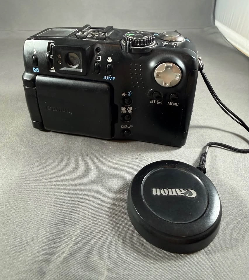 Canon PowerShot G2 4.0 MP with Charger, 3 Batteries, and Case - photo 2