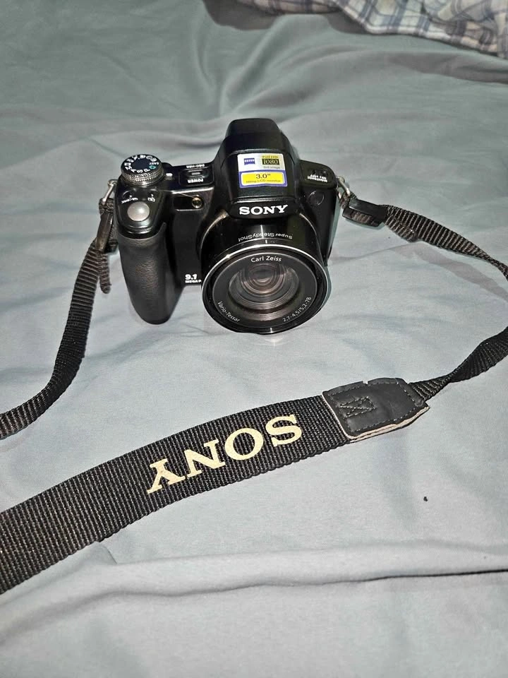 Sony Cyber-shot DSC-H50 Digital Camera Bundle