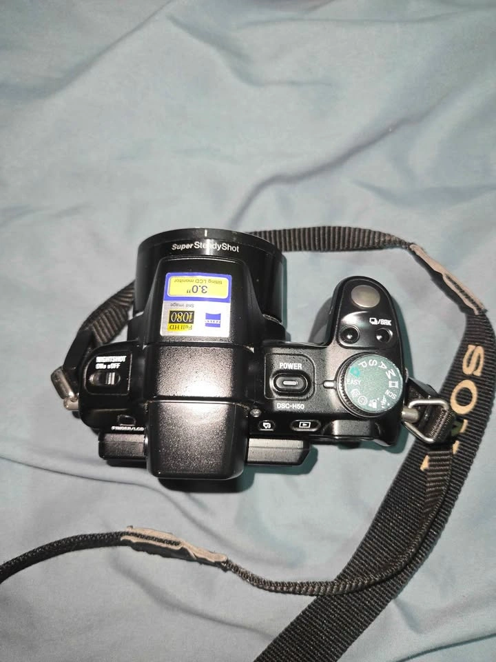 Sony Cyber-shot DSC-H50 Digital Camera Bundle - photo 2