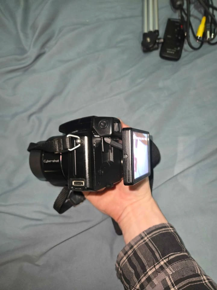 Sony Cyber-shot DSC-H50 Digital Camera Bundle - photo 5