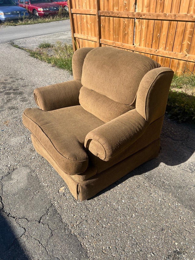 Comfortable Oversized Brown Armchair - photo 3