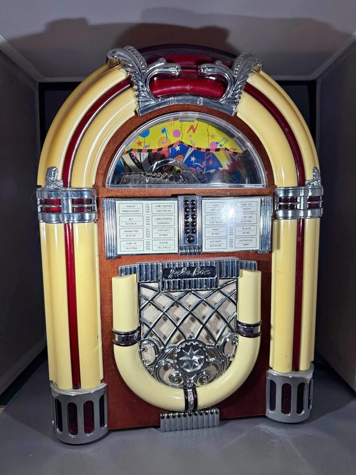 Thomas Vintage Jukebox Style Radio AM/FM Cassette