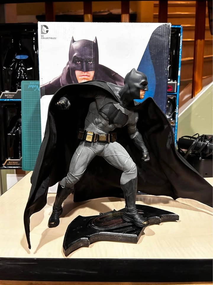 Batman Dawn of Justice Statue 11” Tall Posable Cape - photo 2