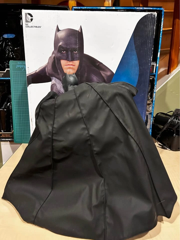 Batman Dawn of Justice Statue 11” Tall Posable Cape - photo 3