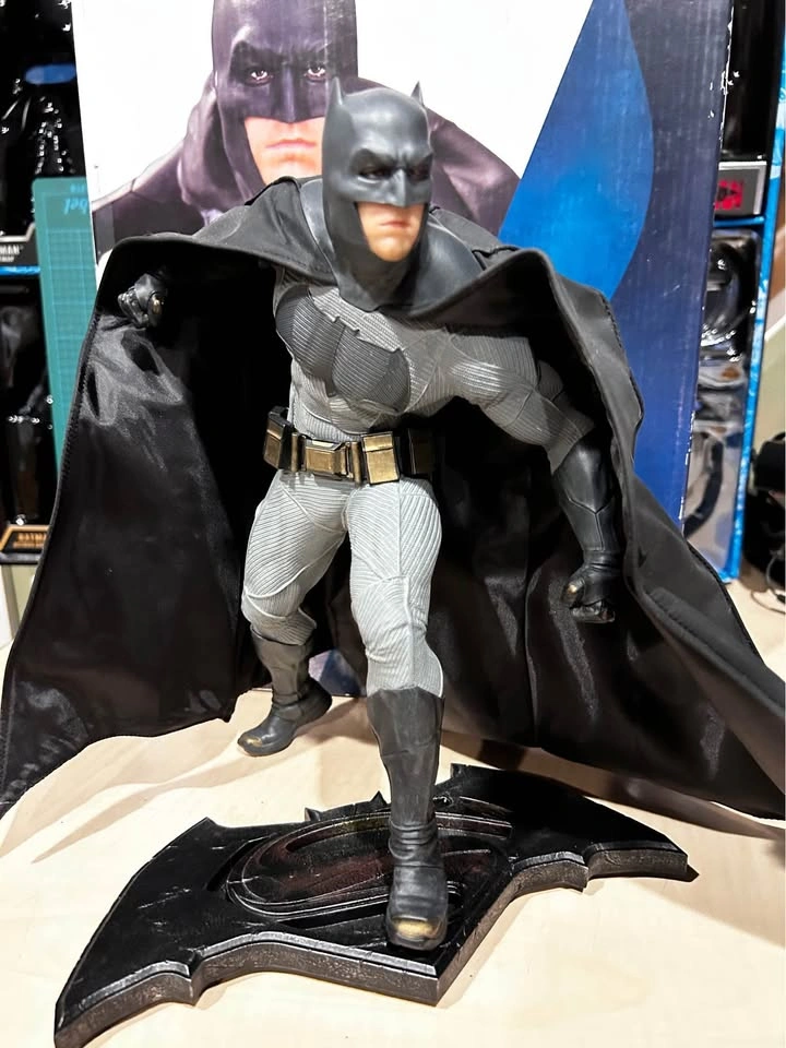 Batman Dawn of Justice Statue 11” Tall Posable Cape - photo 4