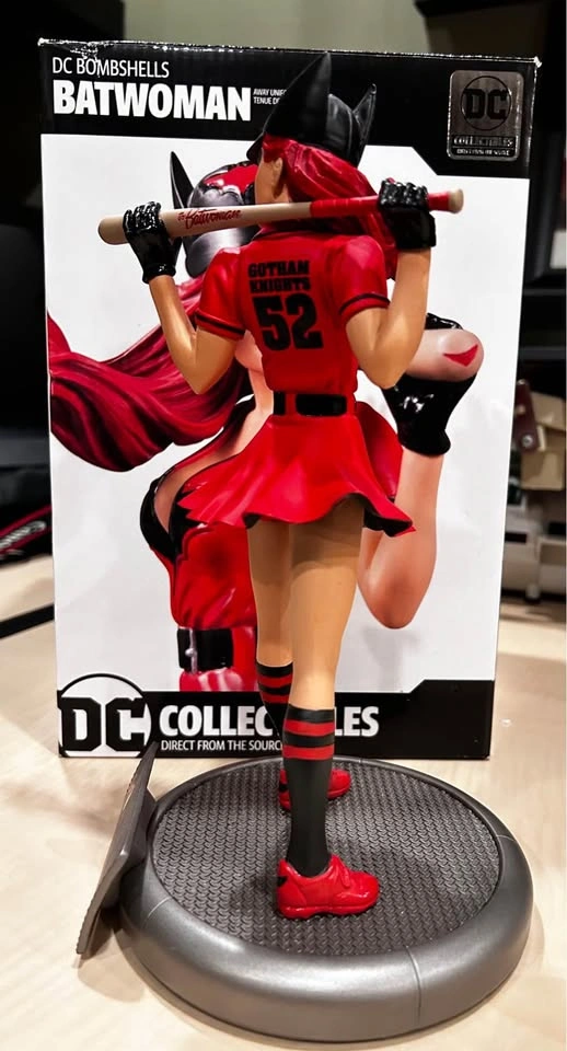 DC Bombshells: Batwoman Away Uniform Variant Statue - photo 2