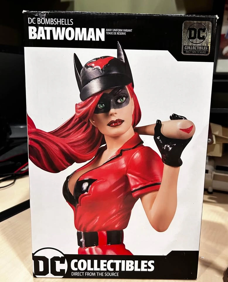 DC Bombshells: Batwoman Away Uniform Variant Statue - photo 3
