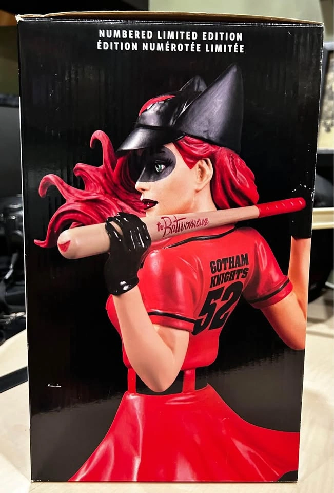 DC Bombshells: Batwoman Away Uniform Variant Statue - photo 5