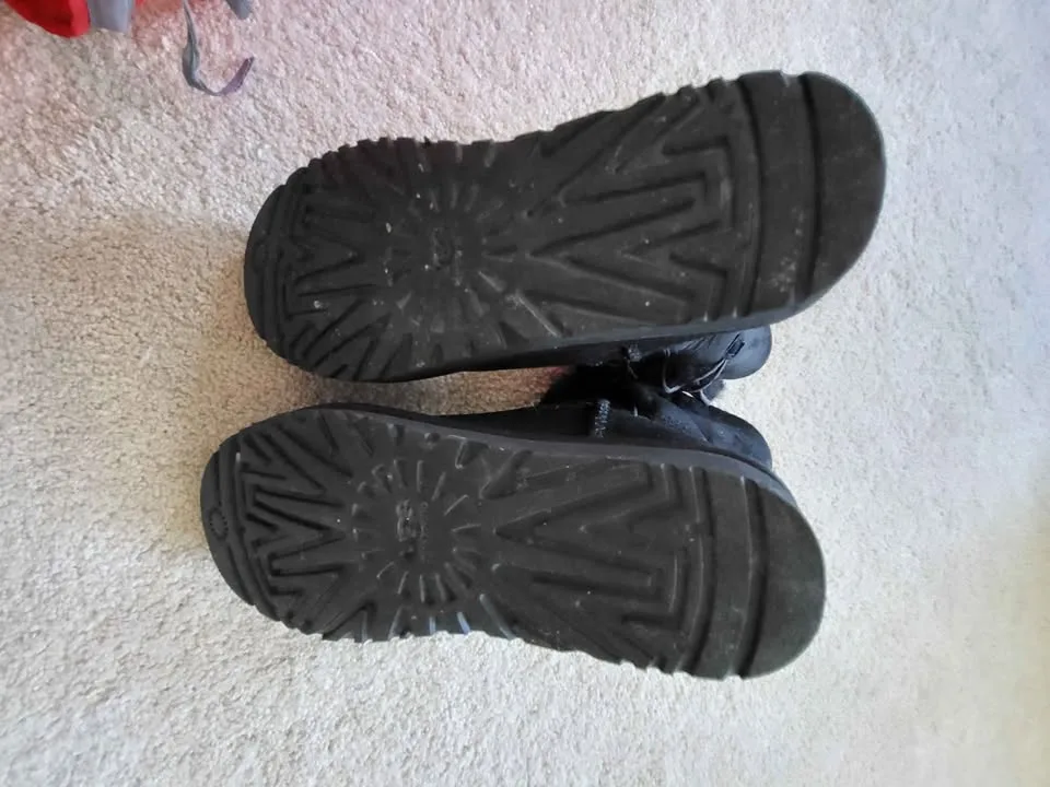 UGG Bailey Button boots Size 9 image indicator(3)