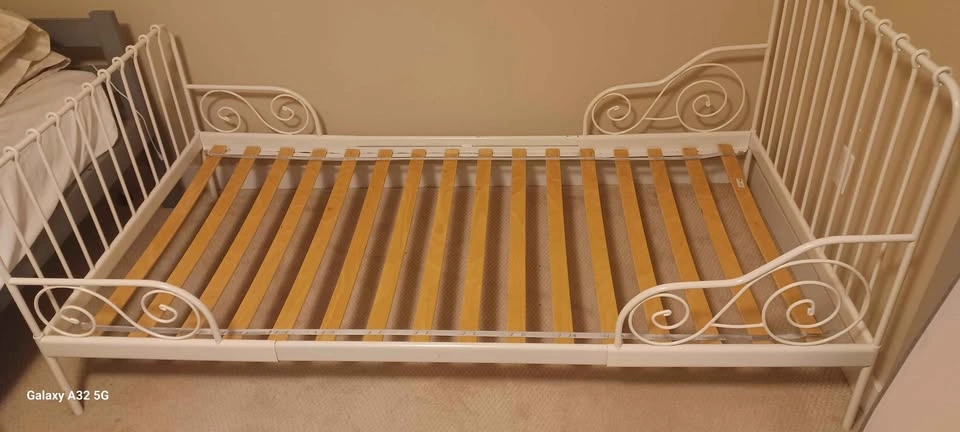 ***Twin Mattress & White Metal Extendable Frame***
