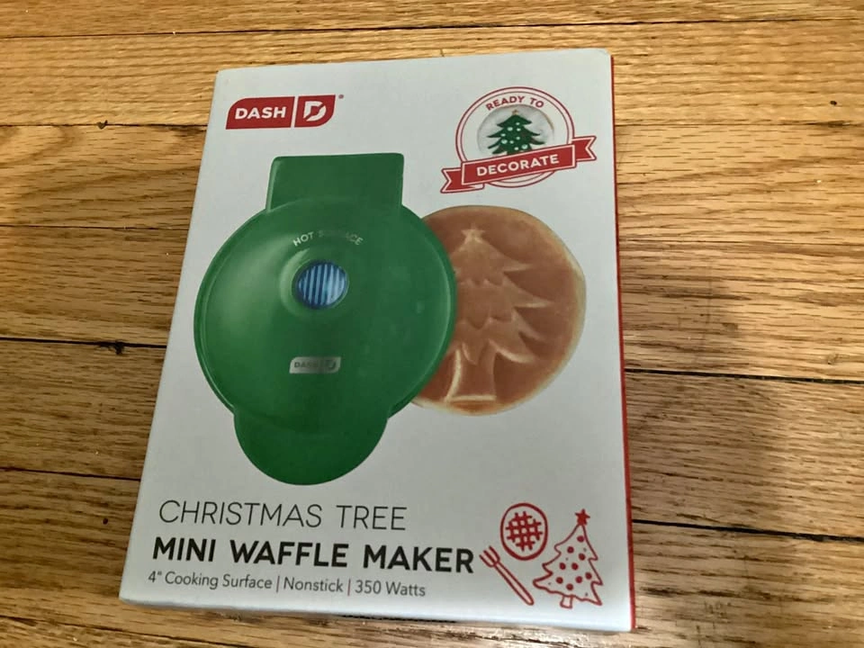 🏈Dash Christmas Tree Waffle Maker