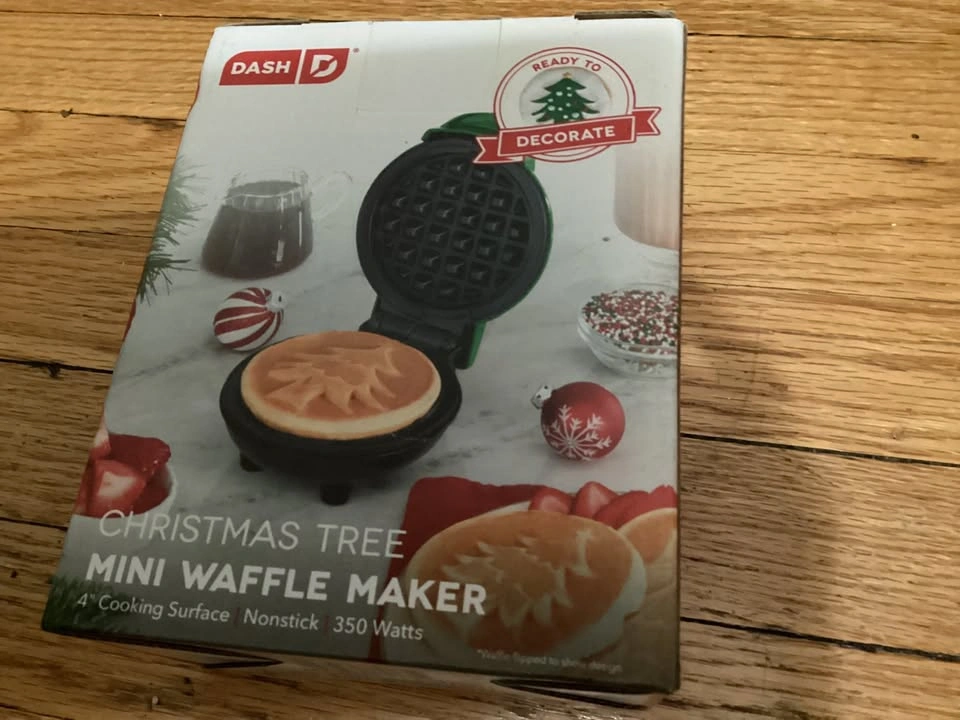 🏈Dash Christmas Tree Waffle Maker - photo 2