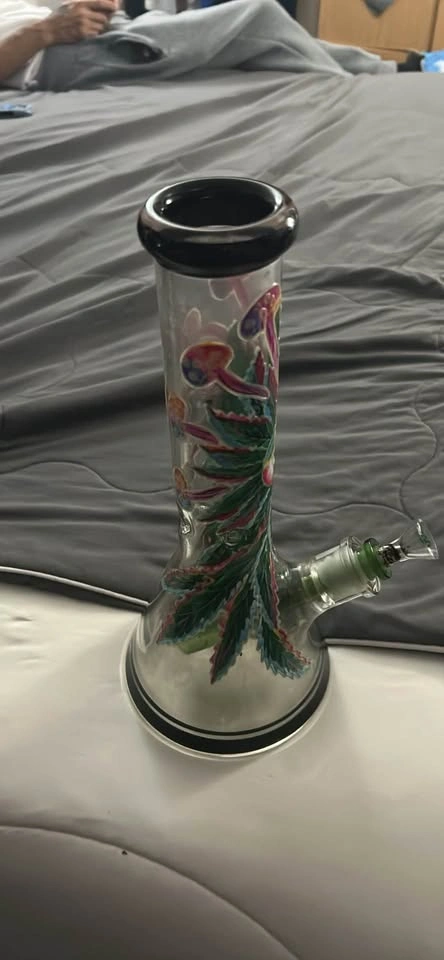 Glow in the dark leaf bong - photo 2