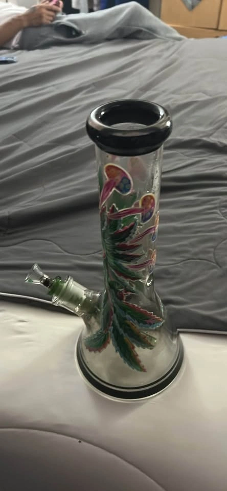 Glow in the dark leaf bong - photo 3