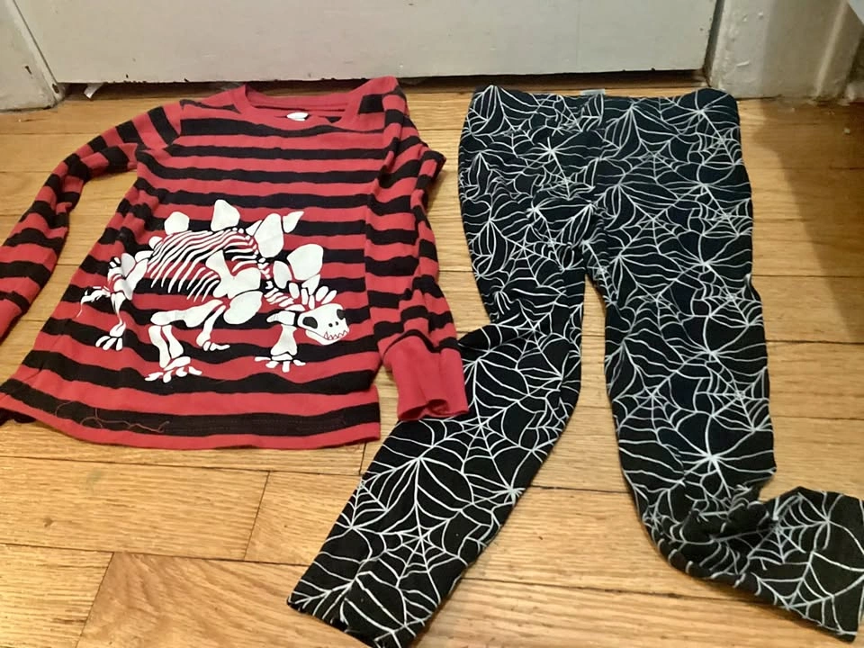 🏈 4T Dinosaur Skeleton Shirt and Spiderweb Leggings Set