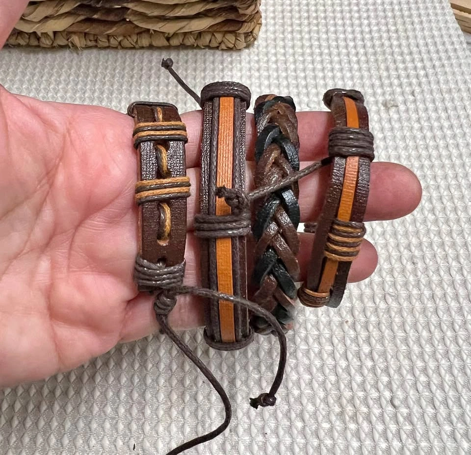 🏈 Set of 4 leather Bracelets