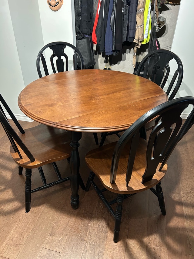 Drop Leaf Table with Chairs 🏈