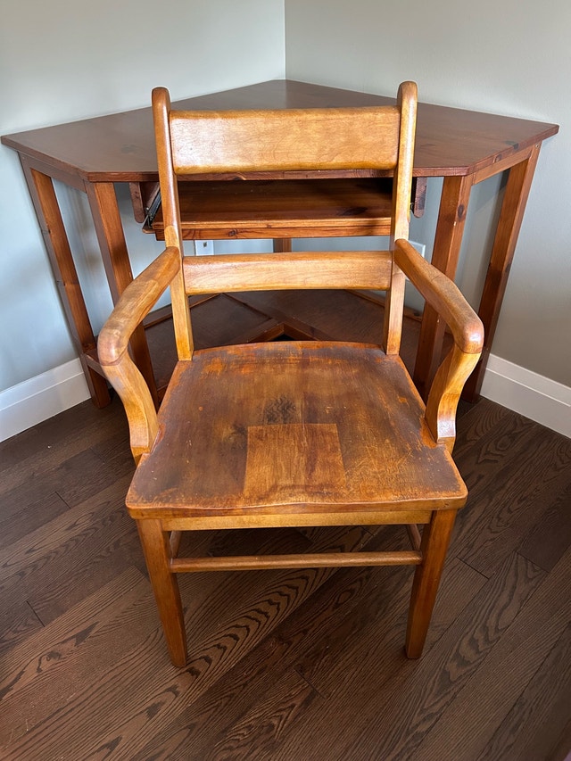 Vintage Wooden Chair 🏈