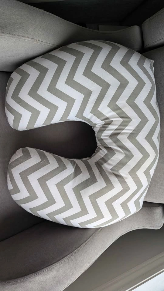 Jolly Jumper Nursing Pillow with cover - photo 2
