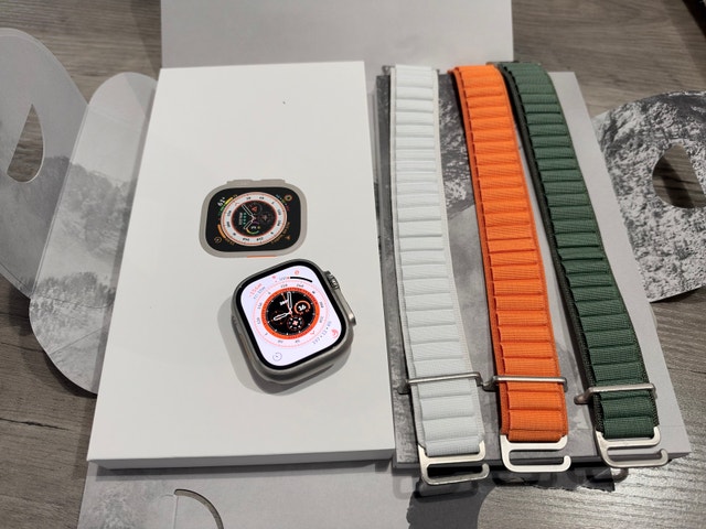Apple Watch Ultra 1 (49mm Titanium) + Box & 3 Bands