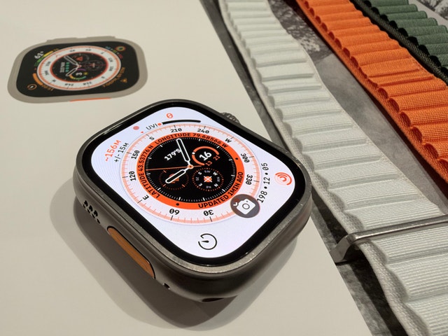 Apple Watch Ultra 1 (49mm Titanium) + Box & 3 Bands - photo 2