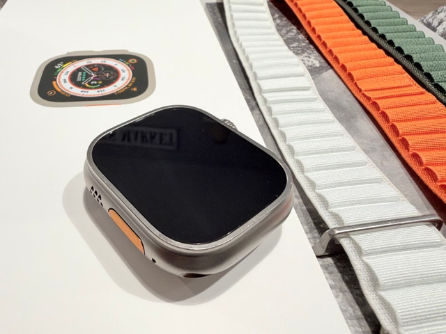 Apple Watch Ultra 1 (49mm Titanium) + Box & 3 Bands - photo 3