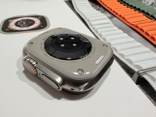 Apple Watch Ultra 1 (49mm Titanium) + Box & 3 Bands - photo 4