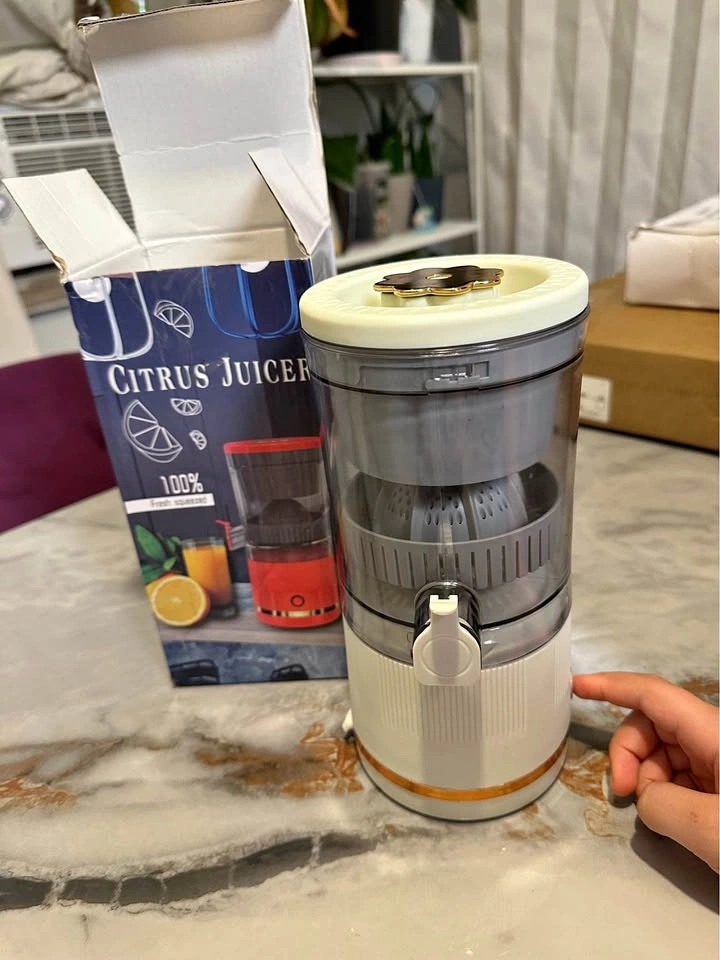 Rechargeable electronic juicer