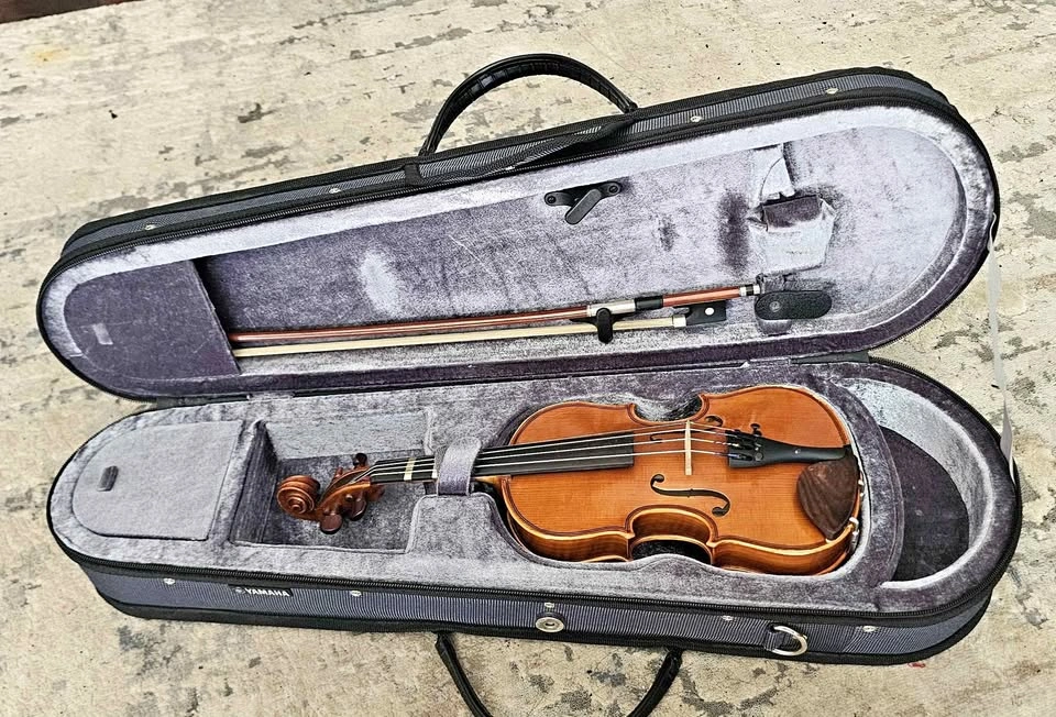 1/10 Yamaha Violin Outfit