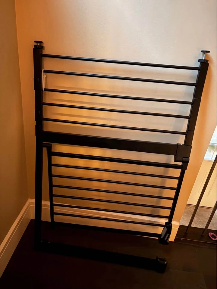 Pressure mounted baby gate - 29” to 42.75” - photo 2