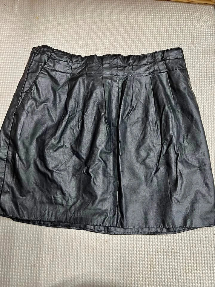 🏈 Faux leather skirt