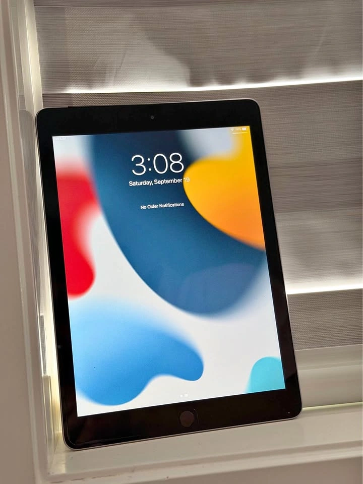 Apple iPad 5th Generation Wi‑Fi + Cellular