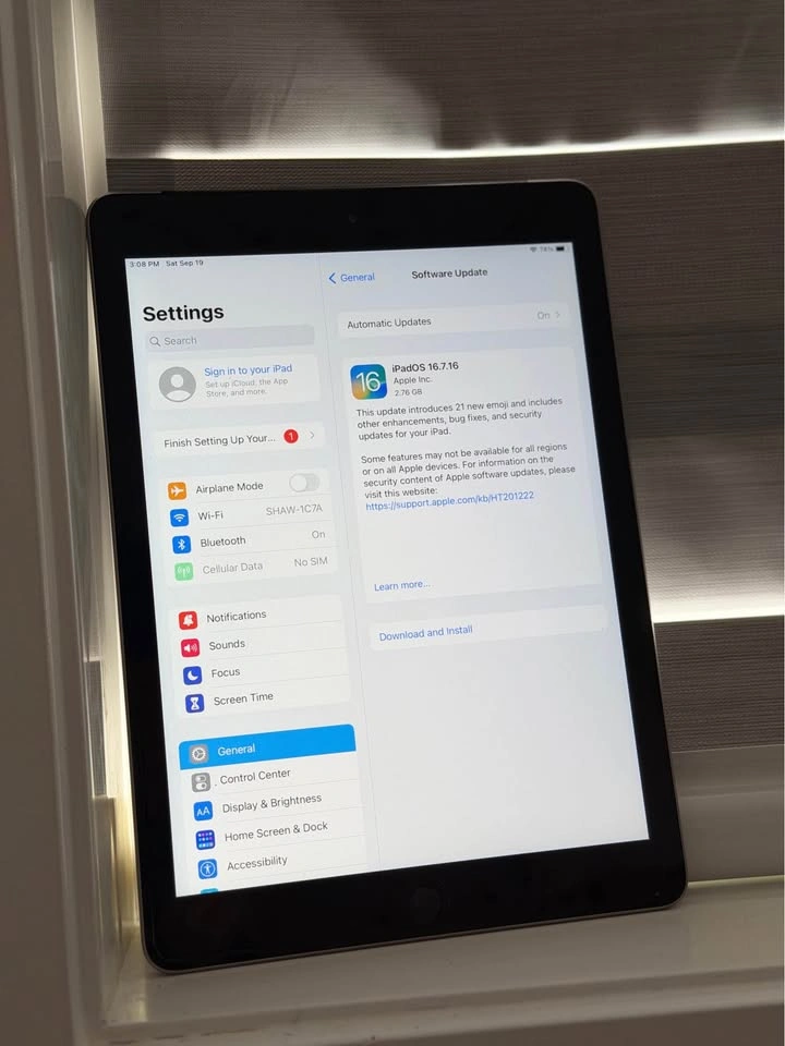 Apple iPad 5th Generation Wi‑Fi + Cellular - photo 4