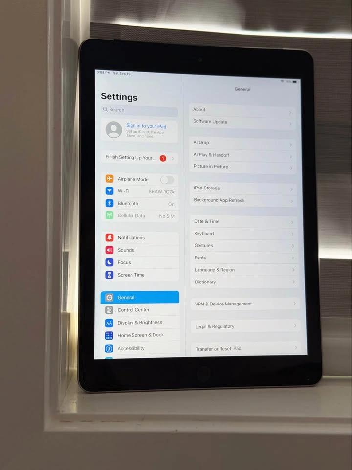 Apple iPad 5th Generation Wi‑Fi + Cellular - photo 5