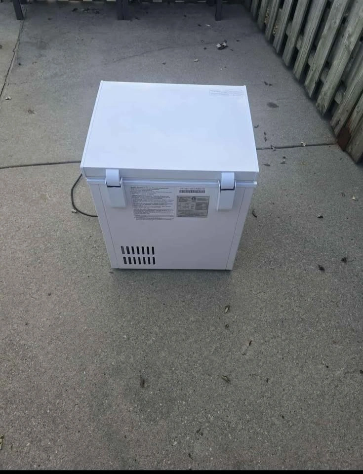 Frigidaire Garage Ready Chest Freezer - Excellent Condition - photo 2
