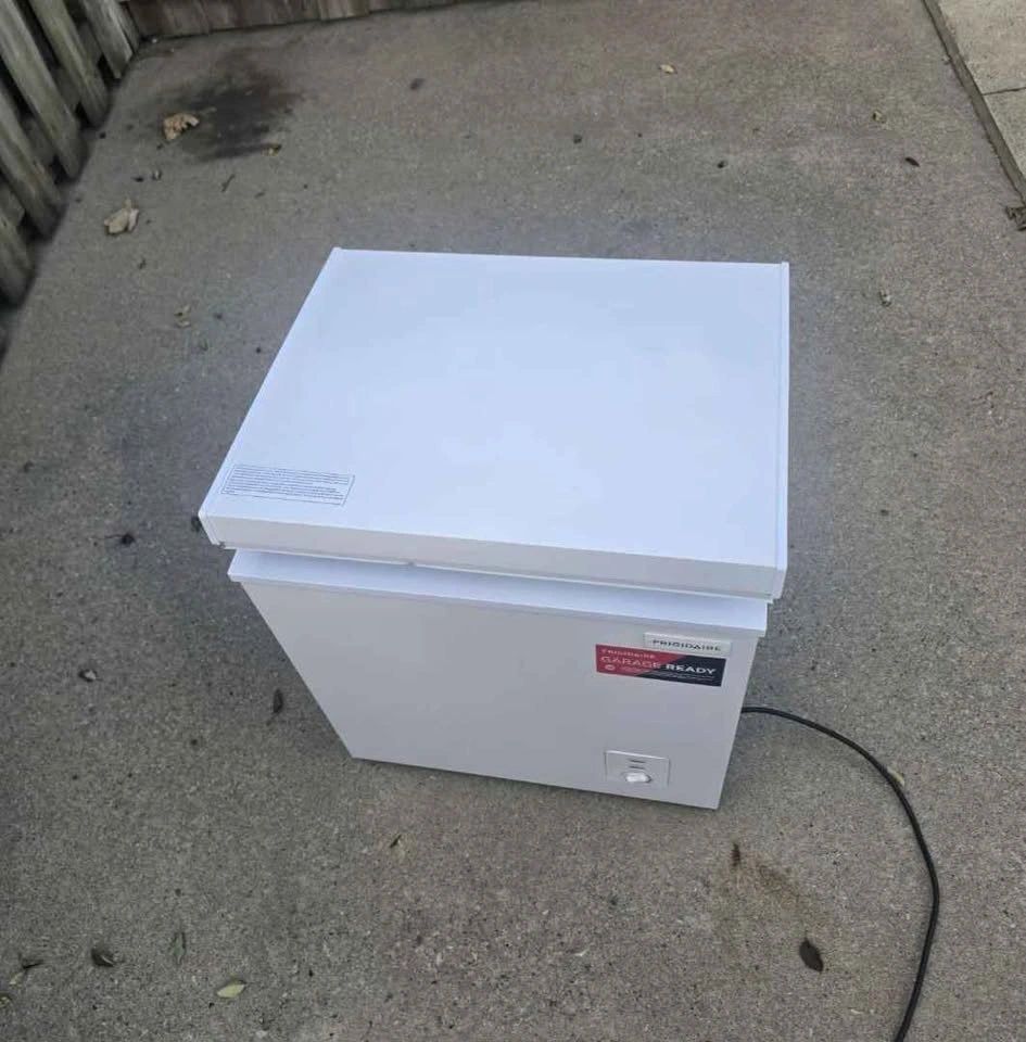 Frigidaire Garage Ready Chest Freezer - Excellent Condition - photo 3